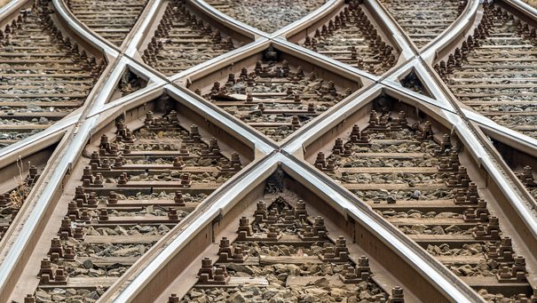 Schienenverläufe, die über Weichen gestellt werden (eine Nahaufnahme)