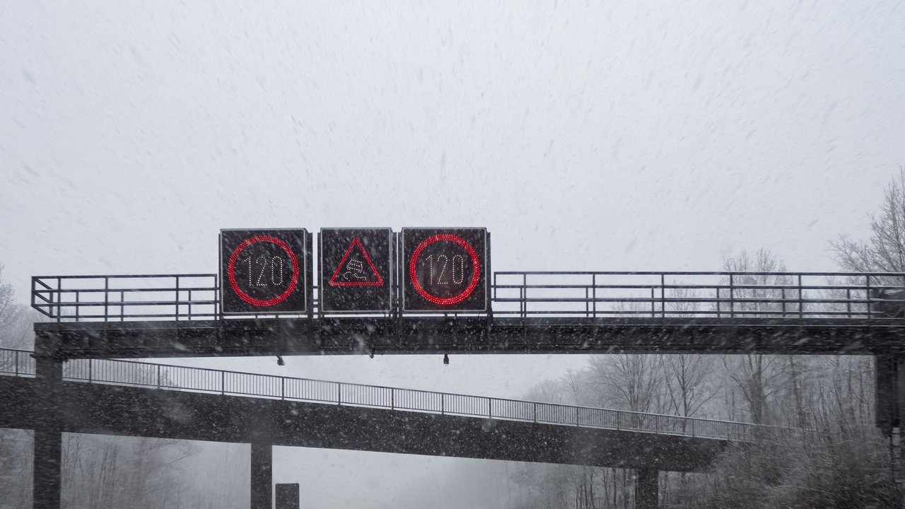 Verkehrsbeeinflussungsanlage auf der Autobahn bei verschneitem Wetter