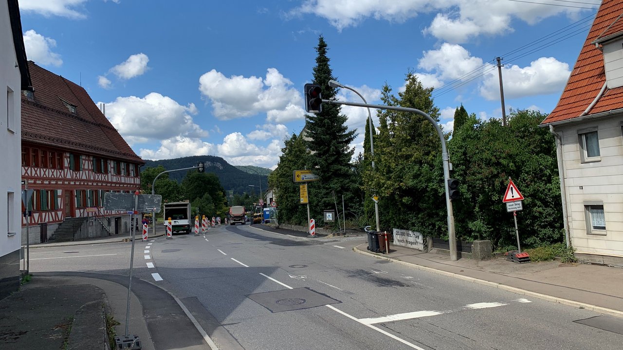 Das Foto zeigt die Einmündung der K 7151 in die B 463 Albstadt-Lautlingen