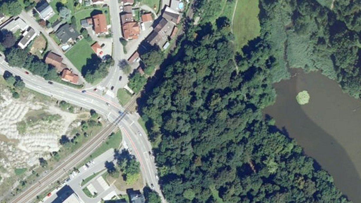 Luftbild des Bereichs um den Bahnübergang