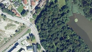 Luftbild des Bereichs um den Bahnübergang