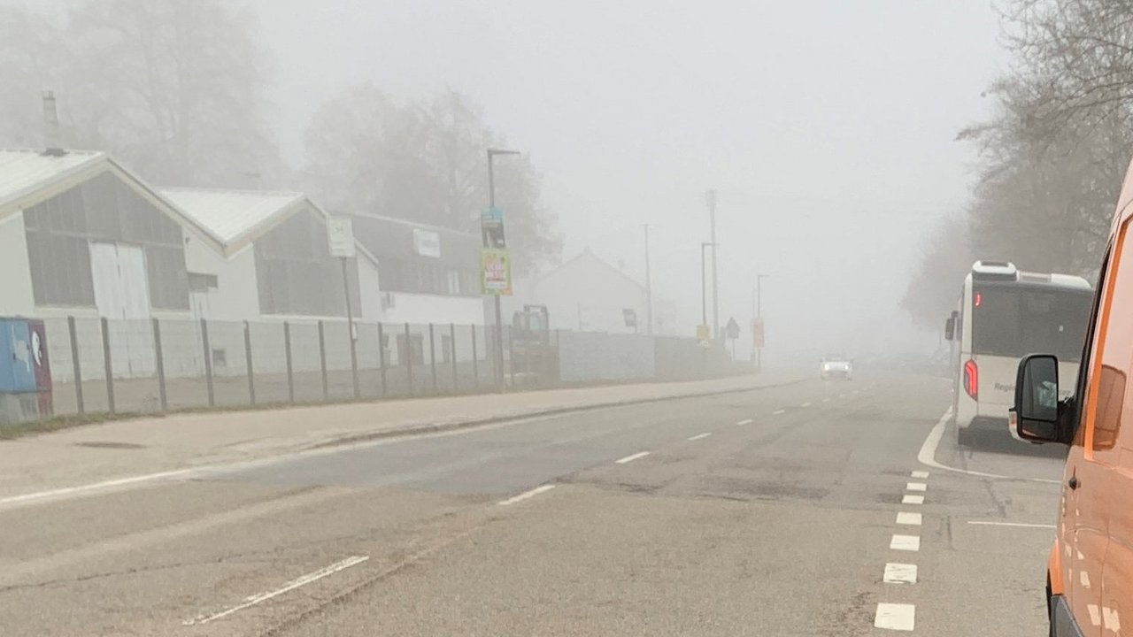 Das Bild zeigt die neblige Sicht auf die Ortsdurchfahrt Schelklingen.