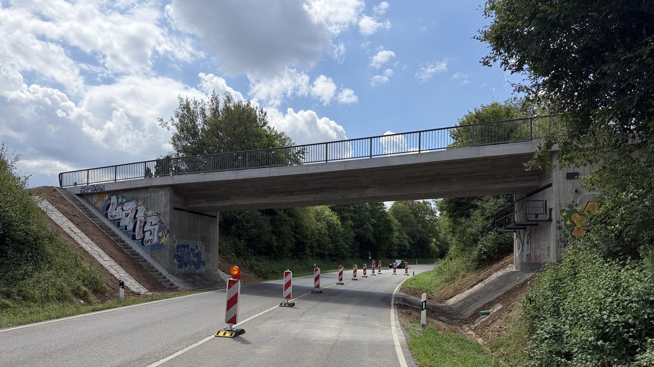 Das Bild zeigt die Feldwegüberführung der B 297 bei Pliezhausen.