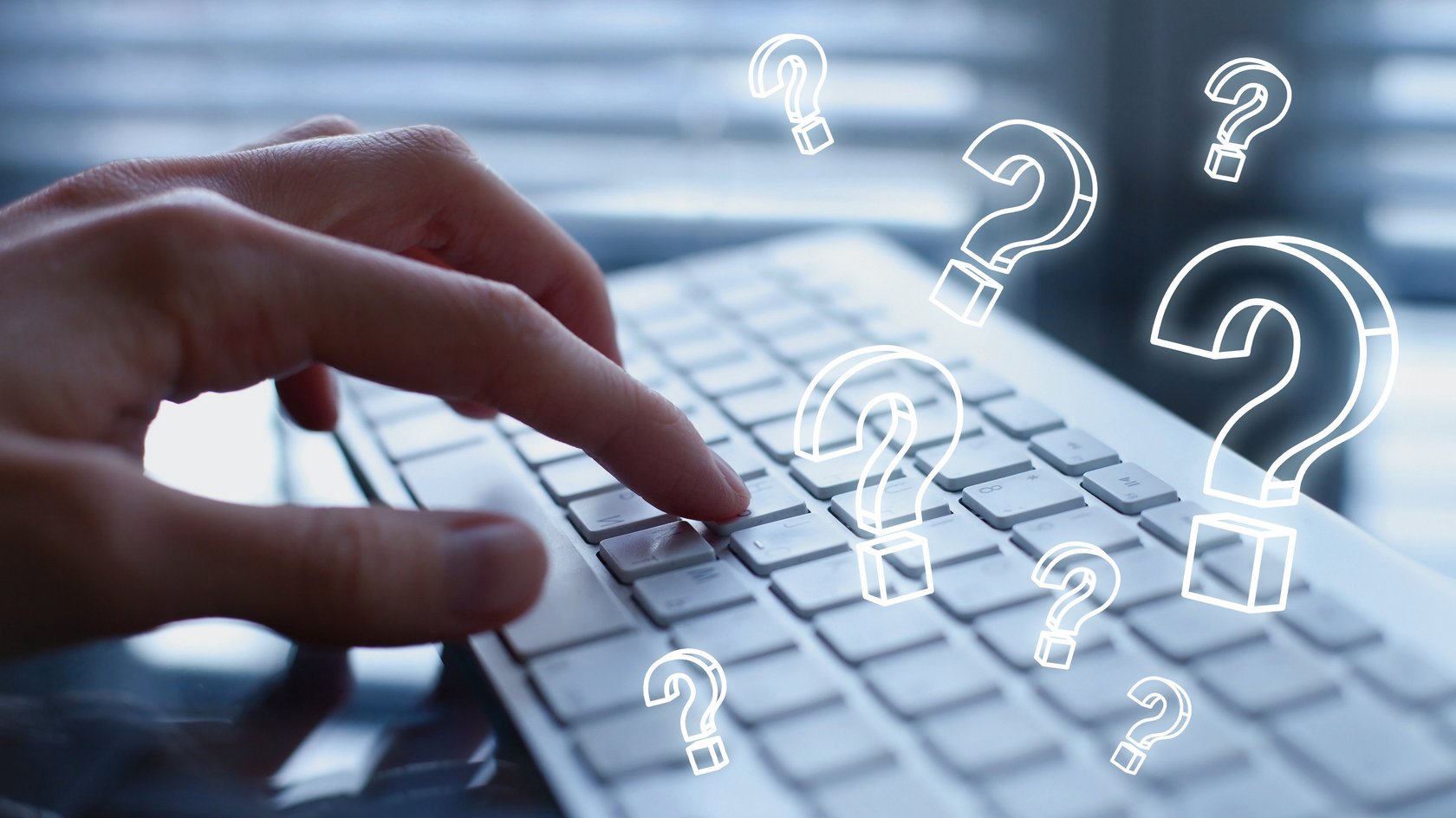 Finger auf einer Tastatur, im Vordergrund stilisierte Fragezeichen