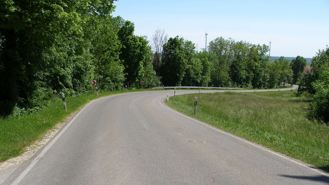 Das Bild zeigt die Landesstraße 1233 zwischen Scharenstetten und Temmenhausen die durch ein Waldstück führt