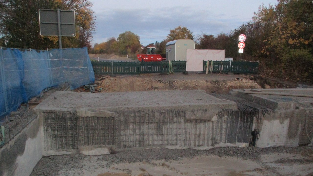 Das Foto zeigt die Baustelle der Geh- und Radwegunterführung in Römerstein-Böhringen