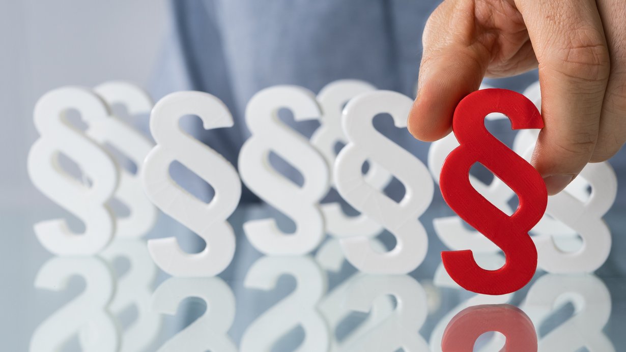 Bild zeigt Paragraphen mit Hand