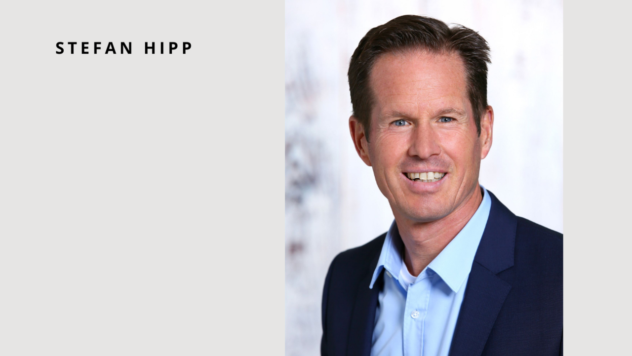Das Bild zeigt Stefan Hipp mit hellblauem Hemd und schwarzem Jacket