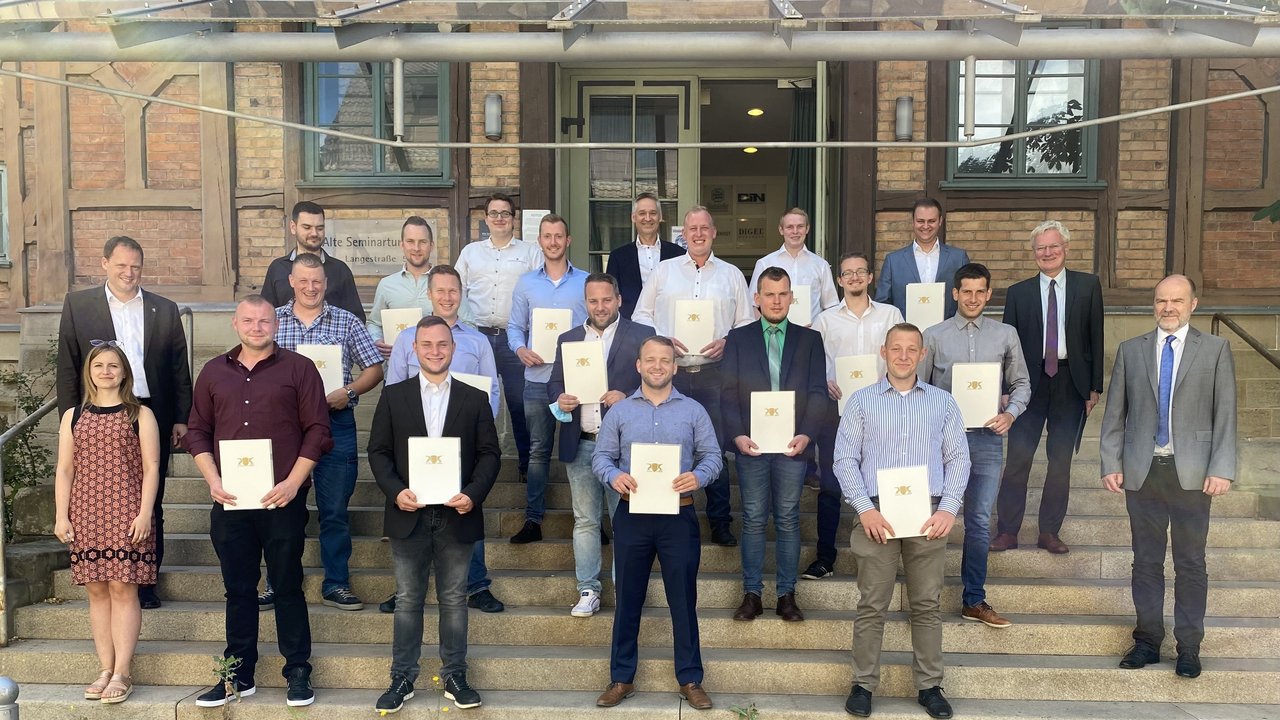 Gruppenbild beim Festakt für den Straßenmeisterlehrgang 2019-2021 vor dem Ausbildungszentrum der Straßenbauverwaltung in Nagold