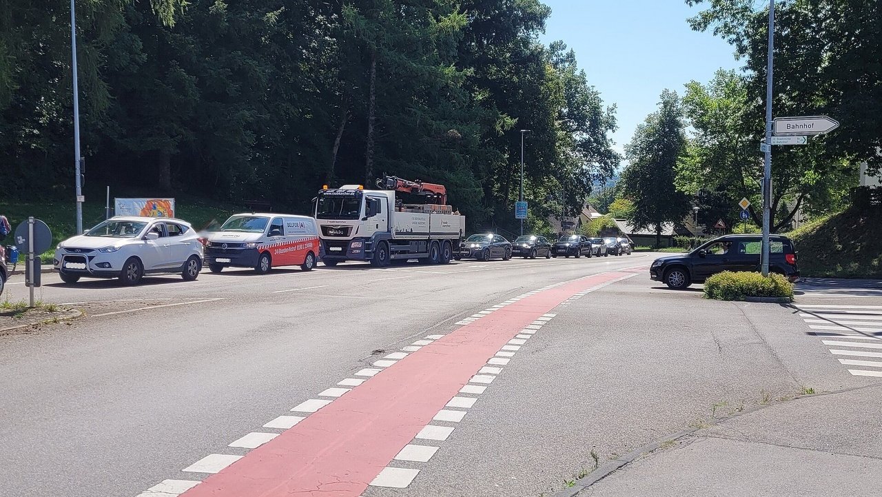 Das Foto zeigt mehrere Autos auf der B 32 in Wangen. Es führt ein Radweg entlang der Straße. Nach rechts weisend ein Schild mit der Aufschrift "Bahnhof"
