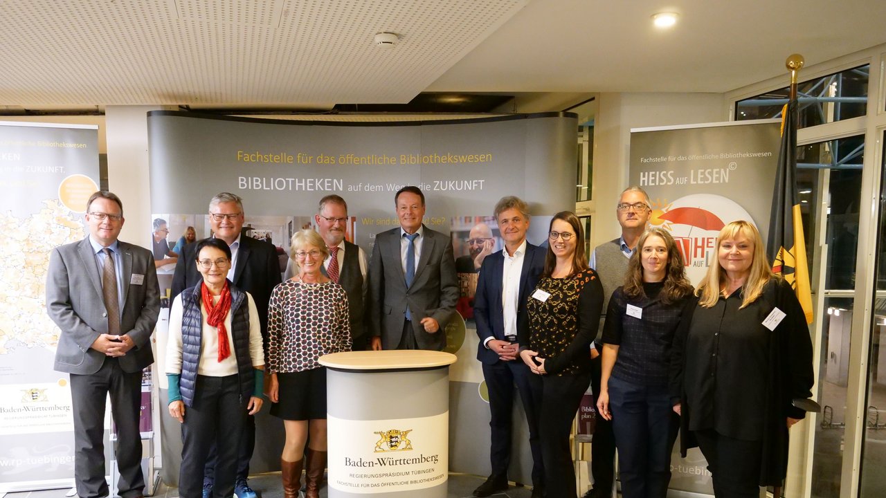Gruppenfoto im Foyer des RP Tübingen vor einem Rollup der Fachstelle