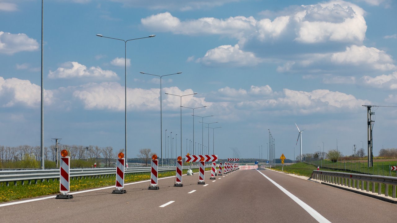Das Foto zeigt eine Fahrbahnverengung. Das Foto wird lediglich als Symbolbild genutzt.
