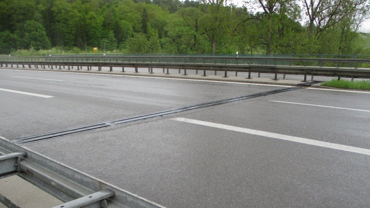 Man sieht die bestehende Übergangskonstruktion Fahrtrichtung Dußlingen