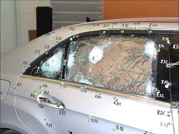 Fahrzeugbeschuss; man sieht ein Fahrzeug mit Einschusslöchern an der Türe hinten rechts.