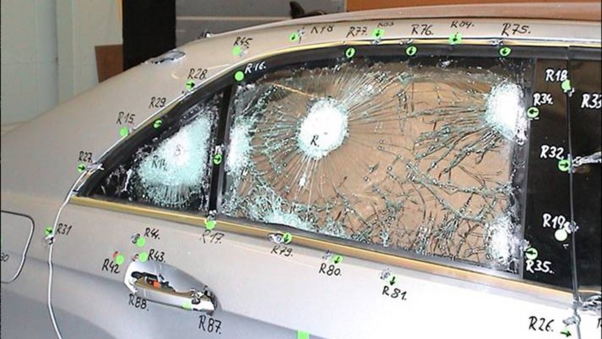 Fahrzeugbeschuss; man sieht ein Fahrzeug mit Einschusslöchern an der Türe hinten rechts.