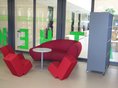rng-mediathek - nicht öffentliche Zweigstelle der Stadtbücherei Wangen im Rupert-Neß-Gymnasium Sitzbereich mit roten Loungemöbeln in der rng-mediathek - nicht öffentliche Zweigstelle der Stadtbücherei Wangen im Rupert-Neß-Gymnasium