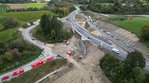 Die neue Brücke von oben. In eine RIchtung fahren schon Autos. Die Autos, die in die andere Richtung fahren, sind noch auf der anderen Strecke. 