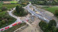 Die neue Brücke von oben. In eine RIchtung fahren schon Autos. Die Autos, die in die andere Richtung fahren, sind noch auf der anderen Strecke. 