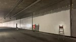 Juli 2025: Die neue Tunnelbeschichtung wird aufgebracht. Ein Arbeiter vor einer Tunnelwand