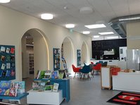 Lesecafé mit Cafébar und Sitzmöglichkeiten in der Gemeindebücherei Eningen unter Achalm