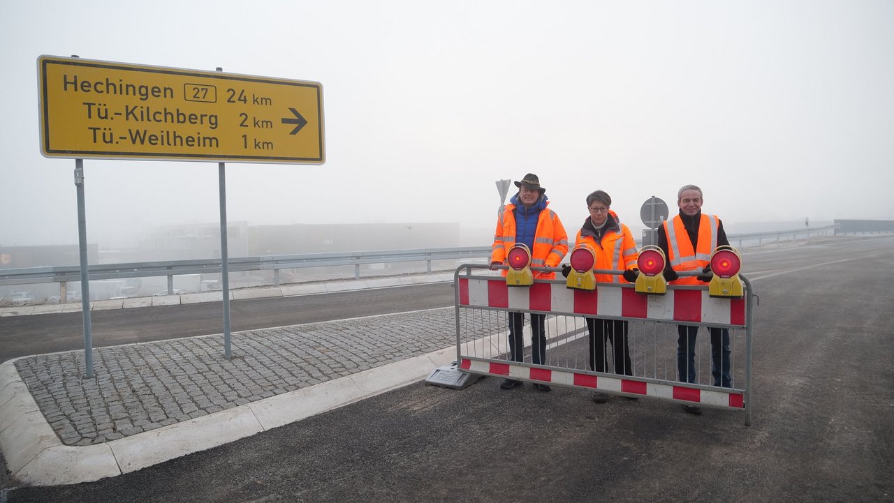 Regierungspräsident Klaus Tappeser gibt gemeinsam mit Projektleiterin Susanne Mayer und Abteilungsleiter Rainer Hölz die neue Brücke über die Bahn im Verlauf der L 370 bei Tübingen-Weilheim für den Verkehr frei