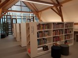 Bücherei Kressbronn - Galerie Sachbuchbestand in der Galerie des Dachgeschosses der Bücherei Kressbronn