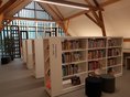 Bücherei Kressbronn - Galerie Sachbuchbestand in der Galerie des Dachgeschosses der Bücherei Kressbronn