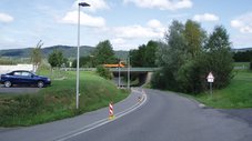 Eine Straße, im Hintergrund eine Brücke