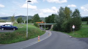 Eine Straße, im Hintergrund eine Brücke
