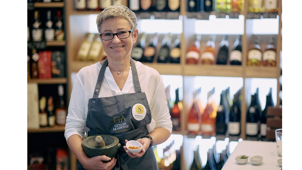 Gewürzsommelière Susanne Erb-Weber kredenzt faszinierende Gewürze von der Schwäbischen Alb. Dahinter ein Weinregal.