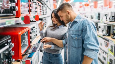 Ein Paar wählt ein Haushaltsgerät aus. 