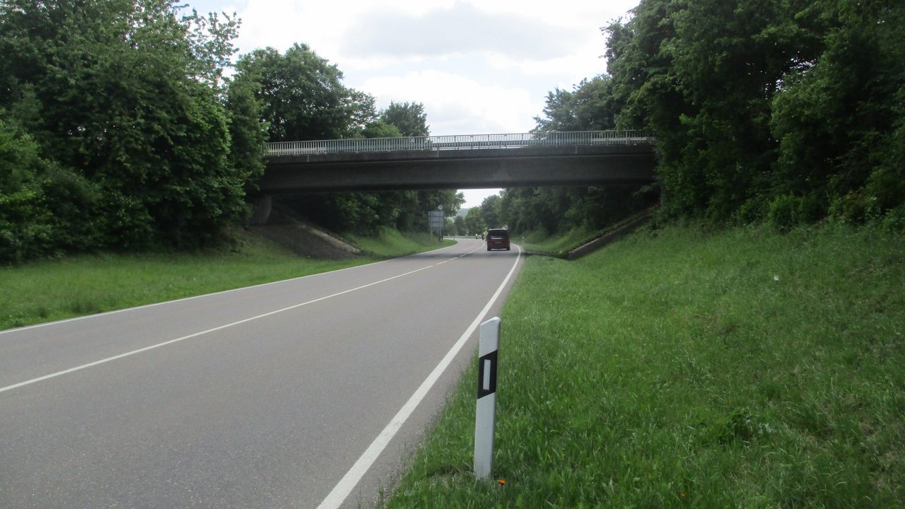 Das Foto zeigt die Brücke über die L 1230 bei Berghülen