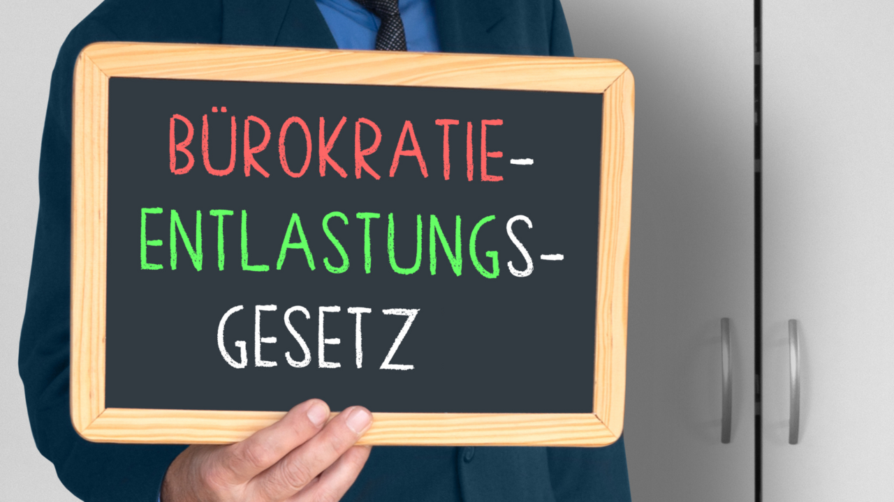 Symbolbild, Schwarze Schultafel mit Schriftzug: Bürokratieentlastungsgesetz