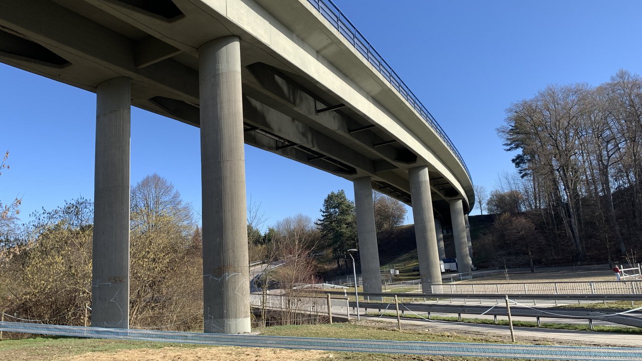 Das Foto zeigt das Urbachviadukt B 30 von unten