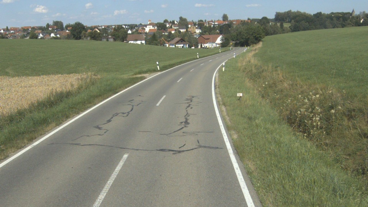 Das Bild zeigt die L 280 Heggbach - Schönebürg die entlang Wiesen und Feldern führt