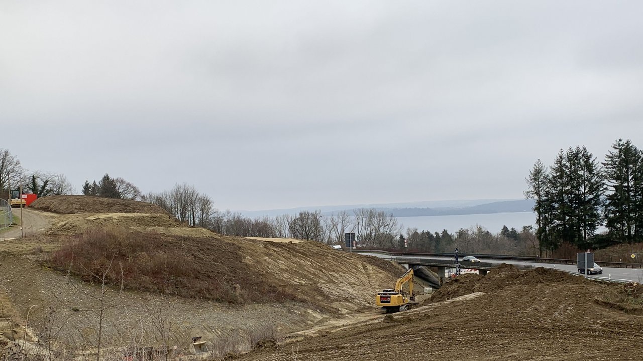 Das Bild zeigt das Baustellengelände mit einem Bagger an der Anschlussstelle Rengoldshauser Straße bei Überlingen