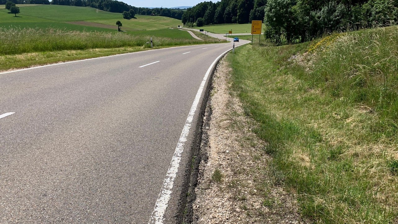 Das Foto zeigt die L 252 Richtung Römerstein-Böhringen von der Straße Wiesen und Wälder.