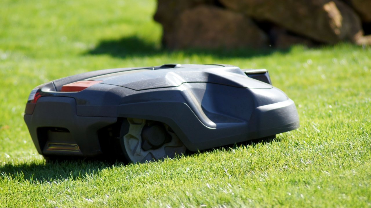Ein Mähroboter auf einer Wiese