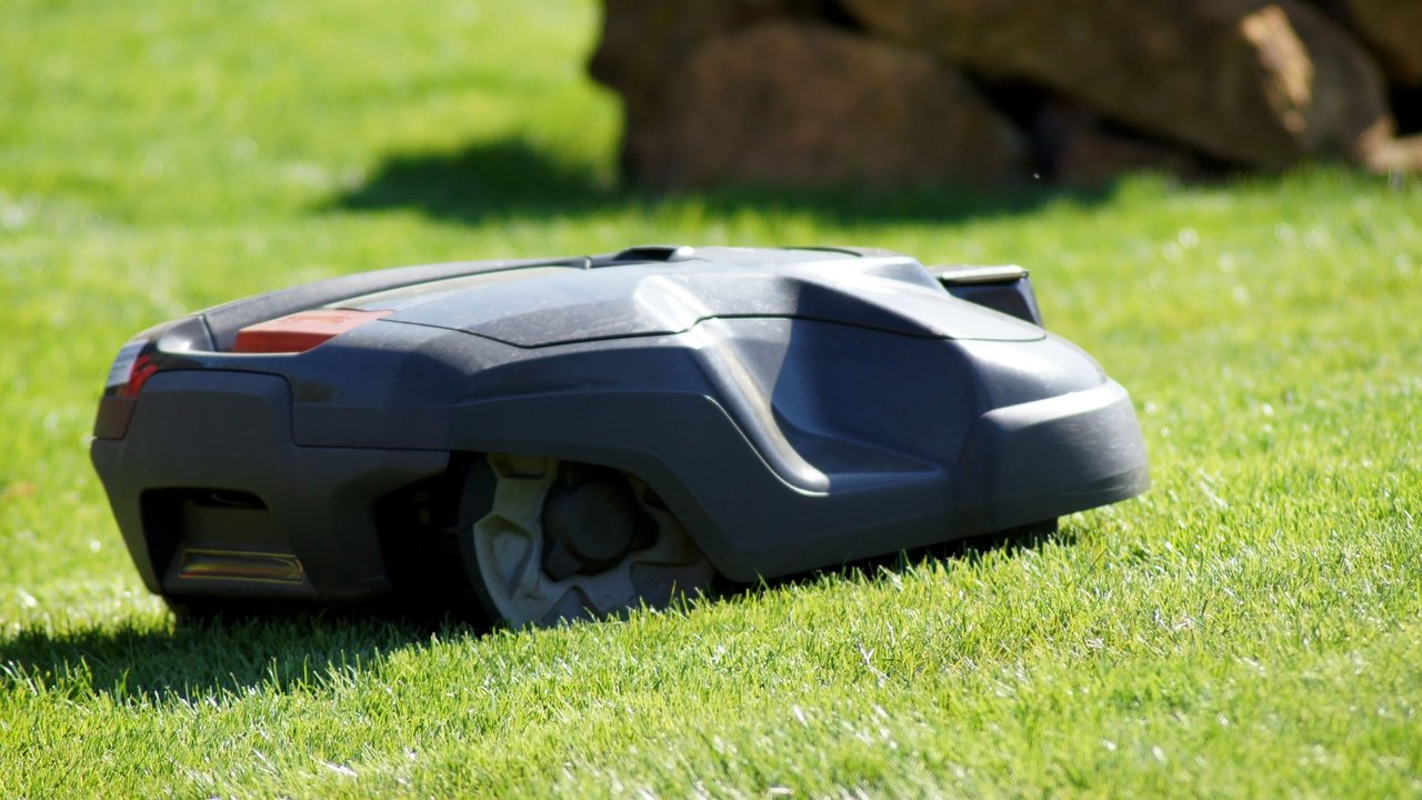 Ein Mähroboter auf einer Wiese