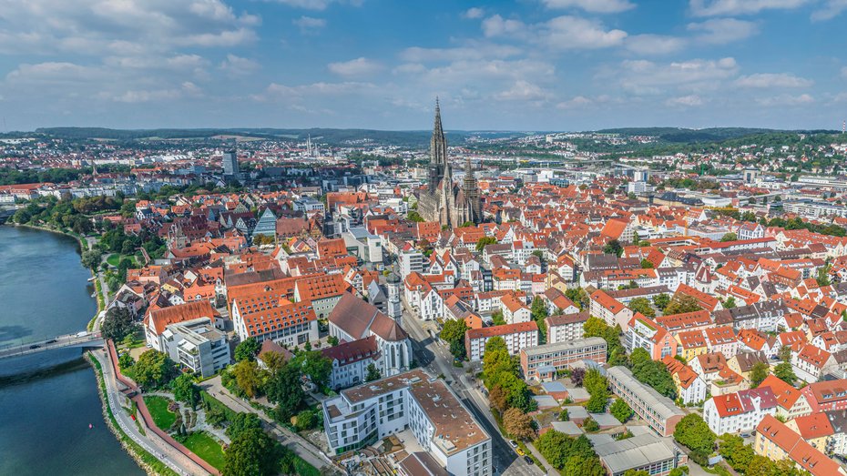 Ulm - Blick zum Wahrzeichen der Stadt, dem Ulmer Münster Ulm - Blick zum Wahrzeichen der Stadt, dem Ulmer Münster