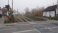 Man sieht einen Bahnübergang