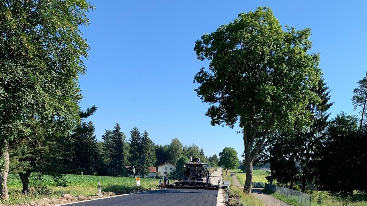 Das Bild zeigt eine Walze beim asphaltierten der B 313 bei Engstingen-Haid