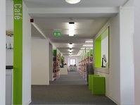 Blick vom Café über Verbuchungstheke in die Stadtbibliothek Bad Saulgau