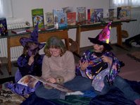 3 verkleidete Mädchen schauen sich Bücher an im Büchertreff Wolpertswende