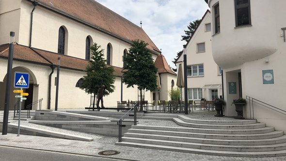 Dietenheim Platzgestaltung_mit_barrierefreiem_Zugang (geplastert) in die Kirche und ins Rathaus