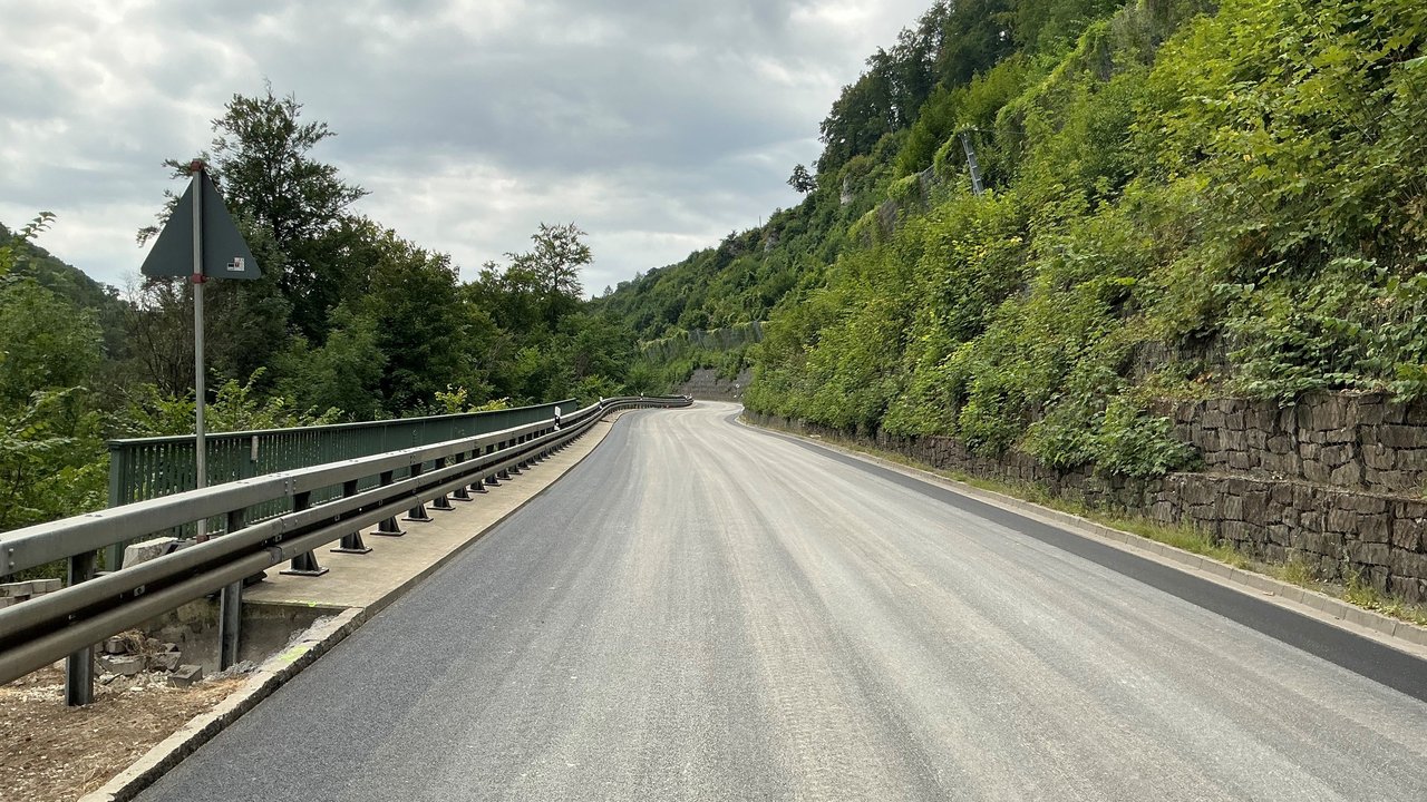 Das Foto zeigt die Holzelfinger Steige. Rechts von der Straße sieht man einen Hang und links Leitplanken.