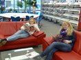 Bibliothek/Mediothek im Kreisberufschulzentrum Biberach - Zeitschriftenbereich Bibliothek/Mediothek im BSZ Biberach: 2 junge Frauen lesen in der Zeitschriftenecke