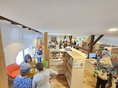 Gemeindebücherei OchsoTHEK Walddorfhäslach - 1. OG Gemeindebücherei OchsoTHEK Walddorfhäslach - erstes Obergeschoss mit Blick Richtung Theke und Ausgang
