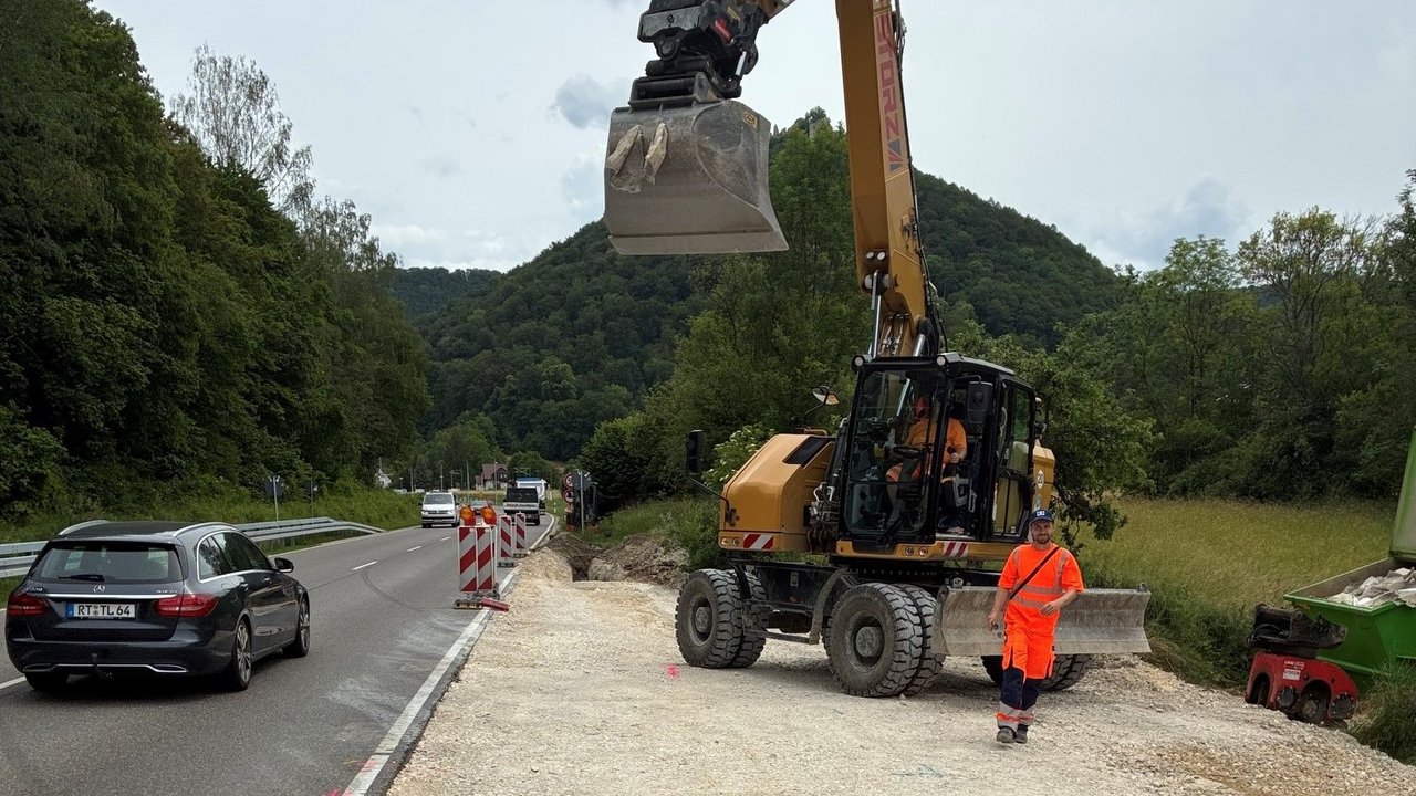Das Foto zeigt die B 28. Rechts steht ein Bagger auf einem Baufeld zu dem geplanten Anpralldämpfer.