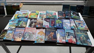 Das Bild zeigt mehrere Kinderbücher ausgelegt auf einem Tisch